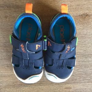 Go Plae little boy shoes size 7.5